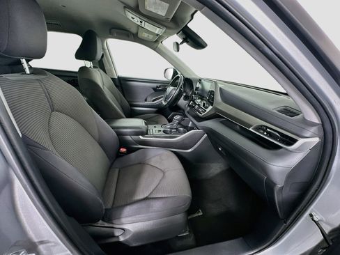 Used 2022 Toyota Highlander LE FWD image 34