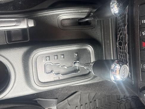 Used 2017 Jeep Wrangler Unlimited Sahara w/ Connectivity Group AWD/4WD image 22