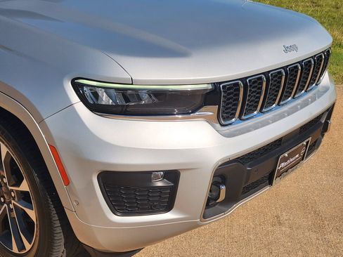 Used 2024 Jeep Grand Cherokee Overland AWD/4WD image 12