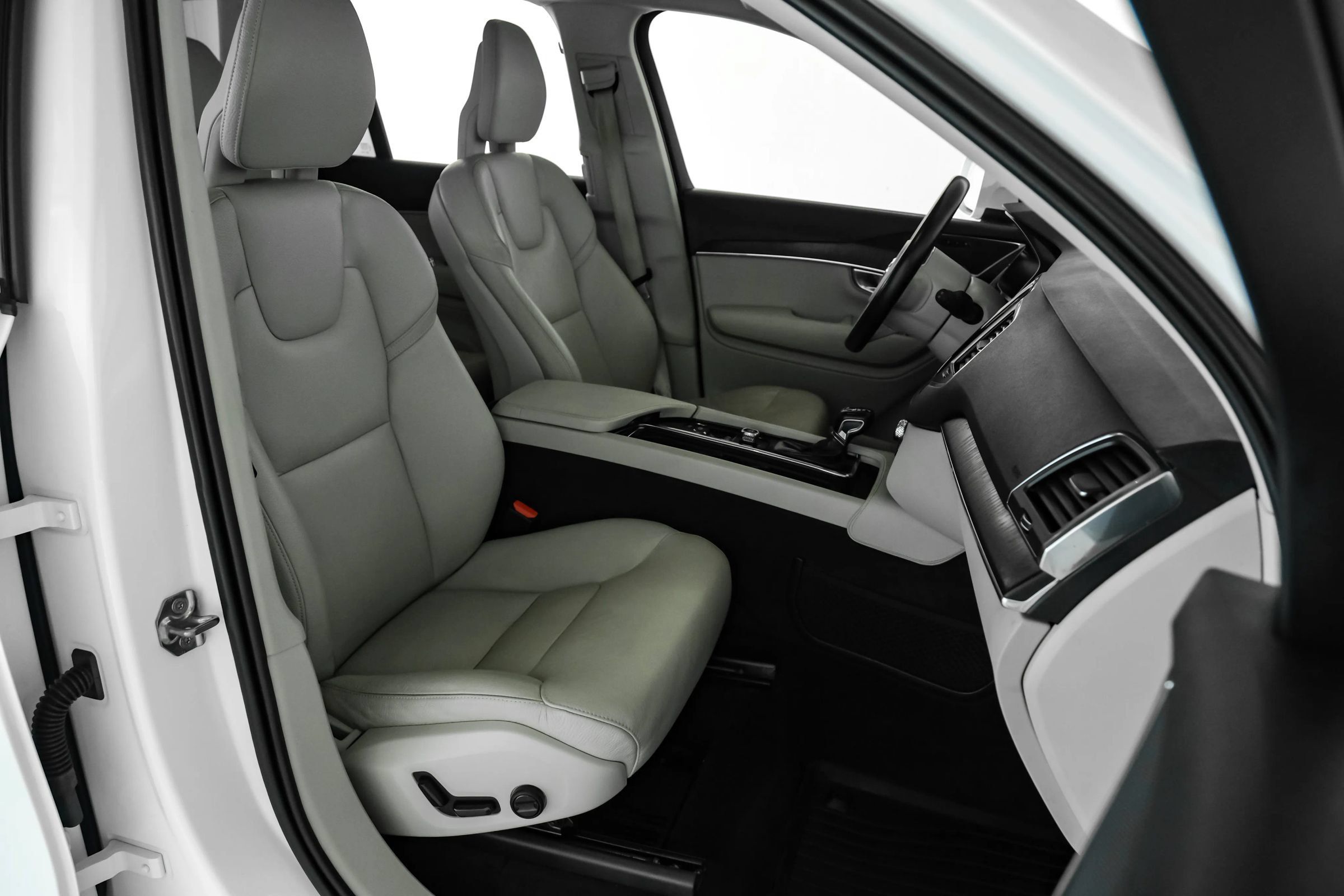 Used 2020 Volvo XC90 T5 Momentum w/ Protection Package Premier FWD image 26