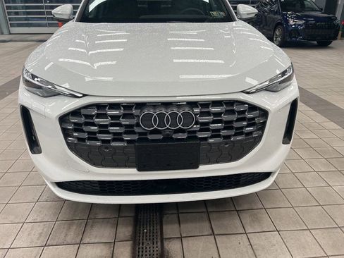 Used 2025 Audi Q5 Premium w/ Convenience Package image 2