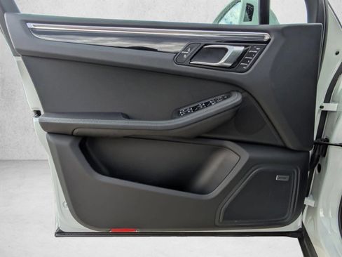 Certified 2025 Porsche Macan AWD/4WD image 13