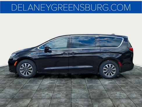 Used 2024 Chrysler Pacifica Limited FWD image 6