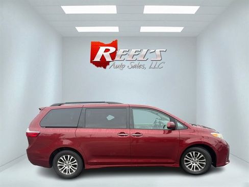 Used 2018 Toyota Sienna XLE image 29
