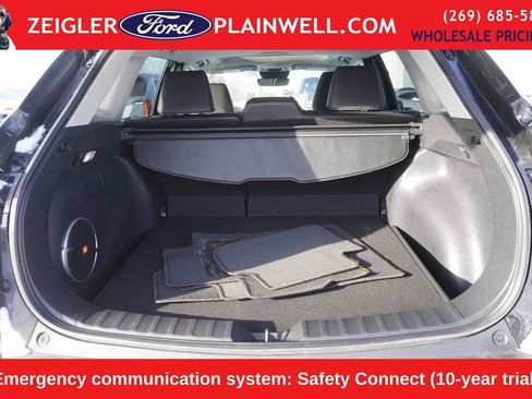 Used 2023 Toyota Corolla Cross XLE w/ Convenience Package image 5