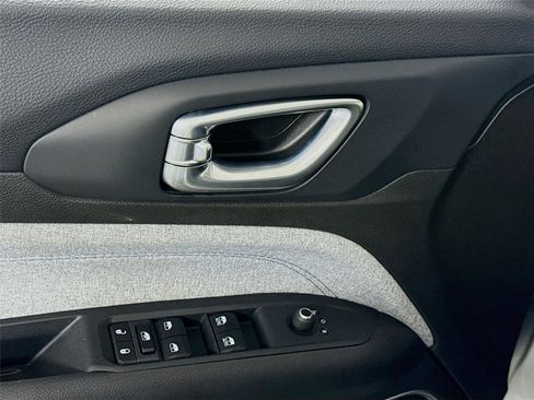 Used 2025 Jeep Compass Latitude image 11