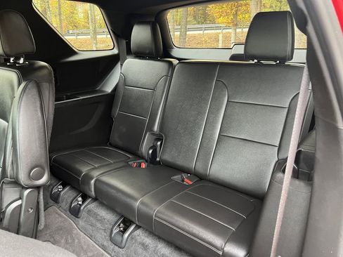 Used 2023 Chevrolet Traverse LT w/ Rear Camera Mirror Package image 16