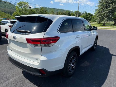 Used 2019 Toyota Highlander LE AWD/4WD image 5