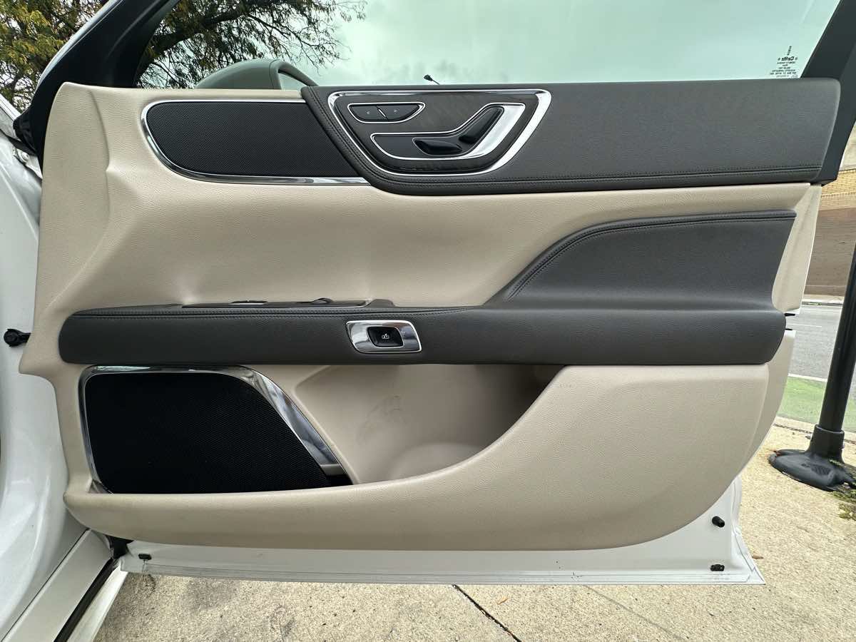 Used 2017 Lincoln Continental Select FWD image 27