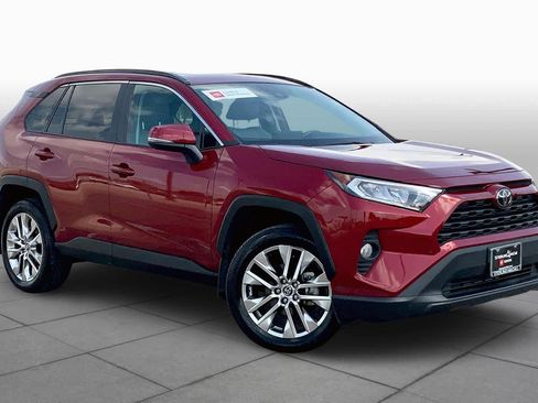 Used 2021 Toyota RAV4 XLE Premium FWD image 3