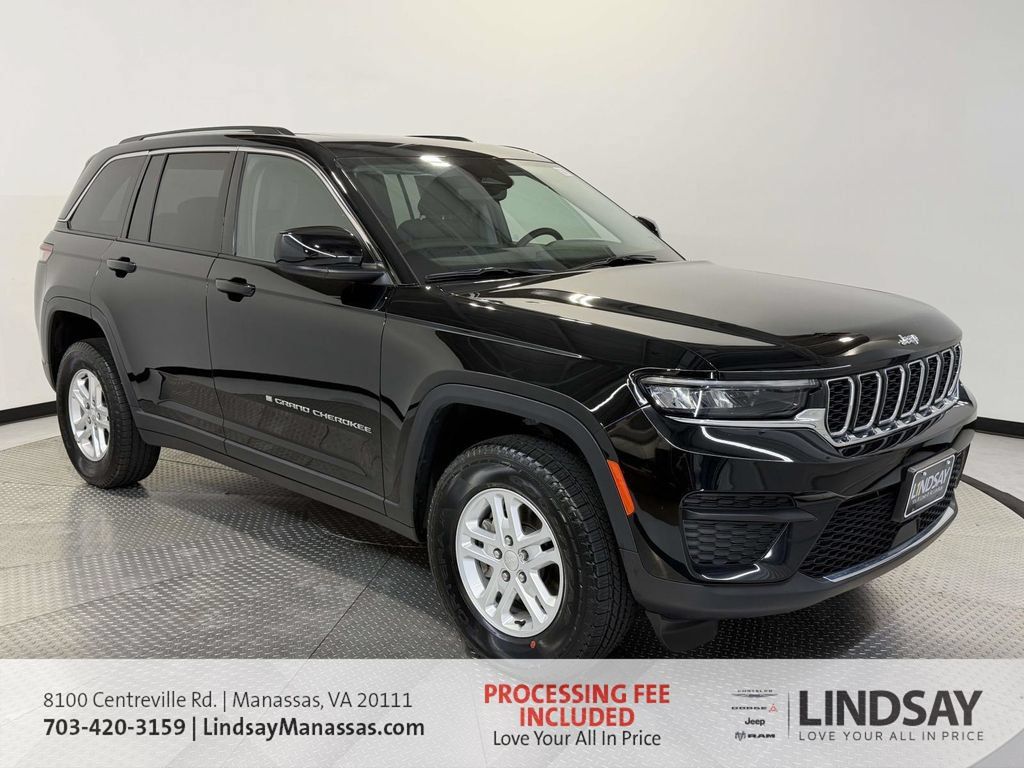 Used 2023 Jeep Grand Cherokee Laredo AWD/4WD image 1