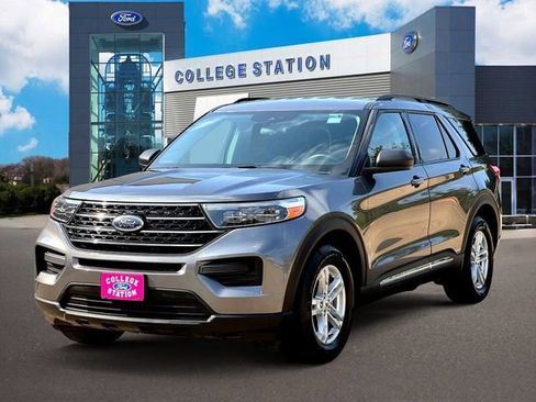 Certified 2021 Ford Explorer XLT image 3