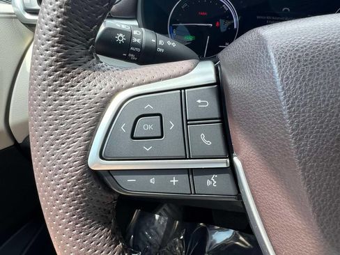 Used 2023 Toyota Sienna Platinum AWD/4WD image 22