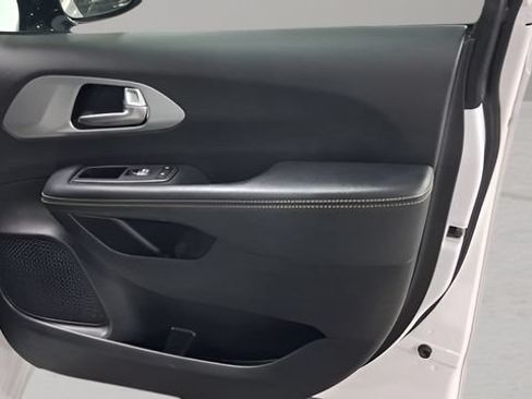 Used 2025 Chrysler Pacifica Limited FWD image 20