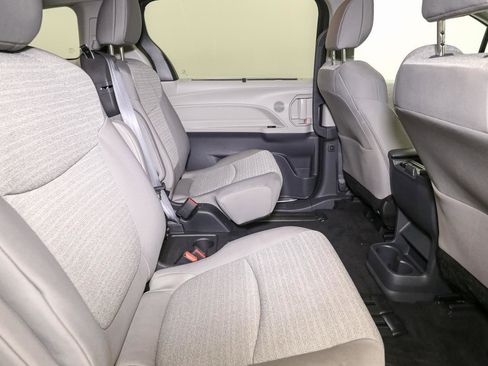 Certified 2023 Toyota Sienna LE image 21