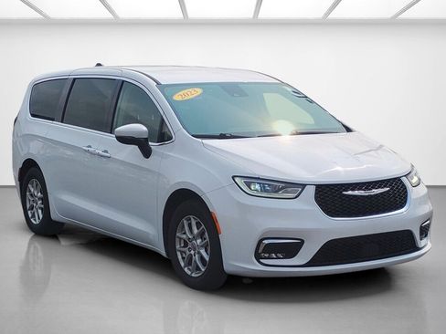 Used 2023 Chrysler Pacifica Touring-L FWD image 7