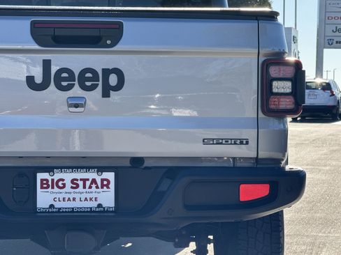 Used 2021 Jeep Gladiator Sport image 11