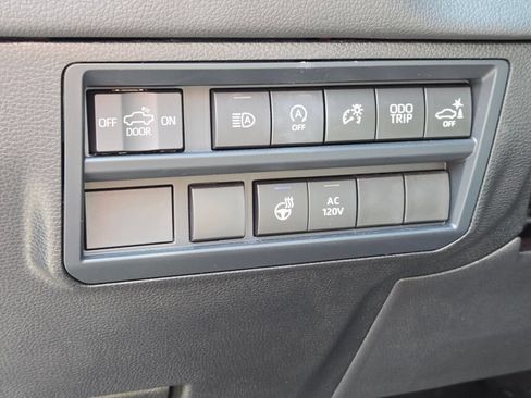 Used 2025 Toyota Tundra Limited AWD/4WD image 34