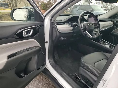 Used 2022 Jeep Compass Limited image 9