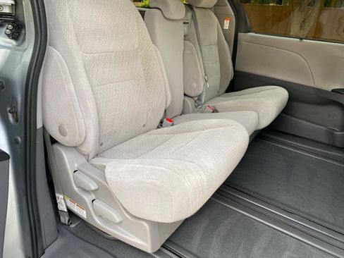 Used 2020 Toyota Sienna LE w/ LE Preferred Package image 45