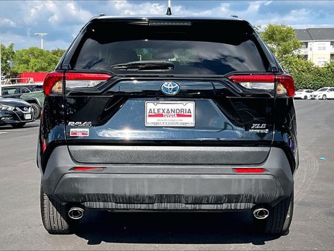 Used 2022 Toyota RAV4 XLE AWD/4WD image 4