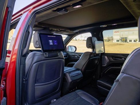 Used 2023 Cadillac Escalade ESV V image 19