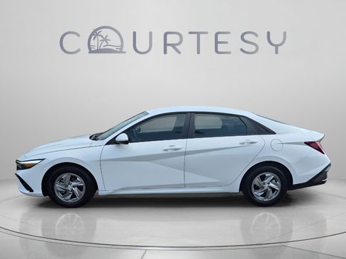 Certified 2025 Hyundai Elantra SE FWD image 2