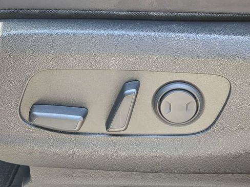 Used 2024 Kia Carnival EX FWD image 22