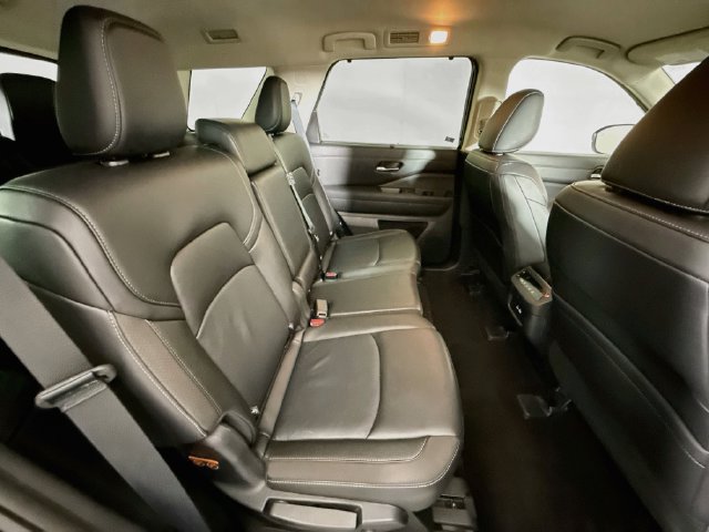 Used 2025 Nissan Pathfinder SL AWD/4WD image 28