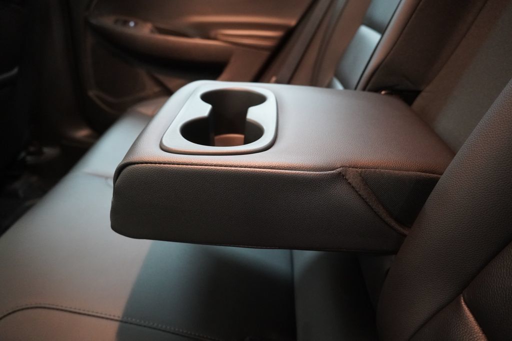 Used 2018 Chevrolet Malibu LT w/ Leather Package FWD image 29