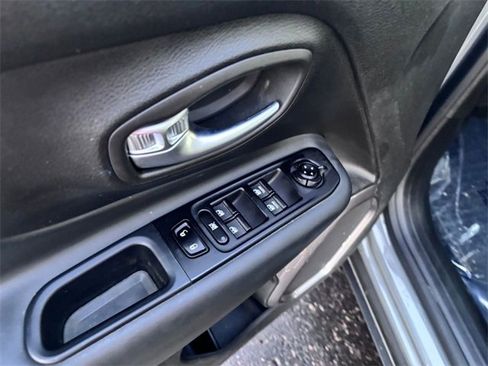 Used 2022 Jeep Renegade Latitude w/ Convenience Group image 13