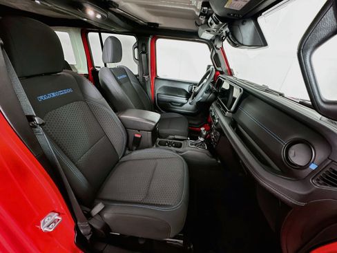Used 2025 Jeep Wrangler Unlimited Rubicon 4xe w/ Convenience Group AWD/4WD image 28