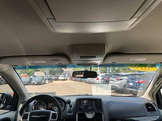 Used 2016 Chrysler Town & Country Touring FWD image 18