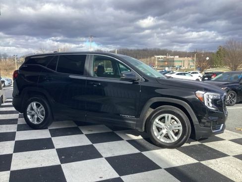 Used 2024 GMC Terrain SLE image 4