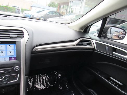 Used 2017 Ford Fusion SE w/ Fusion SE Technology Package FWD image 23