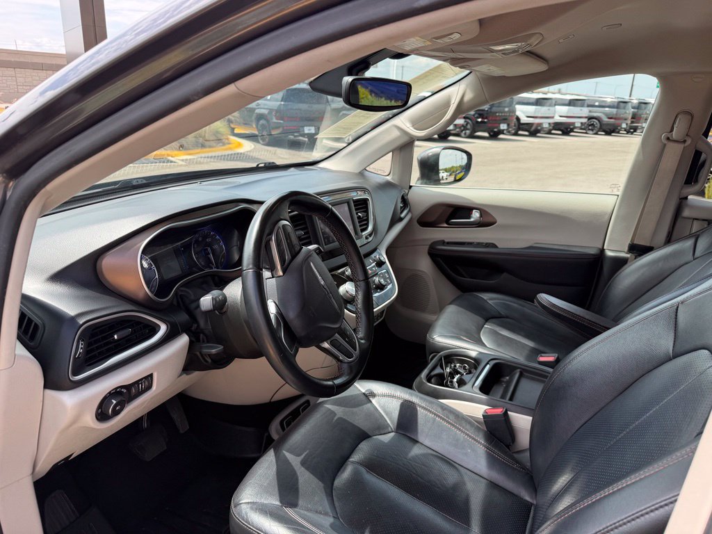 Used 2018 Chrysler Pacifica Touring-L FWD image 13