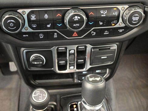 Used 2025 Jeep Wrangler Sahara image 13