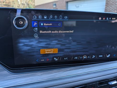 Used 2025 Chevrolet Suburban Z71 w/ Comfort Package image 30