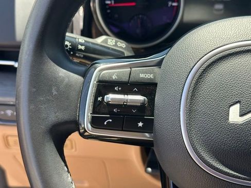 Used 2024 Kia Carnival EX FWD image 18