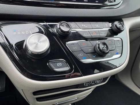 Used 2024 Chrysler Pacifica Touring-L FWD image 19