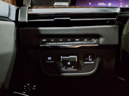 Used 2025 Cadillac Escalade Sport Platinum w/ LPO, ONYX Package AWD/4WD image 11