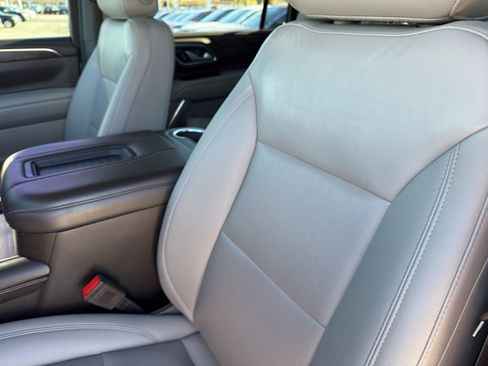 Used 2022 Chevrolet Suburban LT w/ Luxury Package image 14