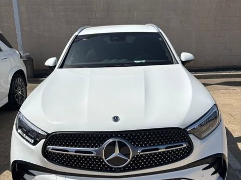 Used 2025 Mercedes-Benz GLC 350e 4MATIC image 3