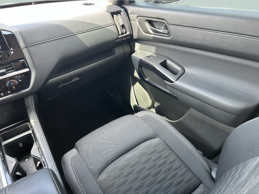 Used 2025 Nissan Pathfinder SV FWD image 21