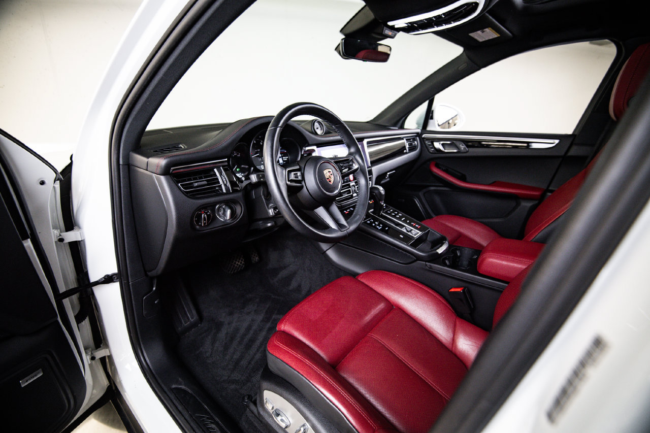 Certified 2024 Porsche Macan AWD/4WD image 4