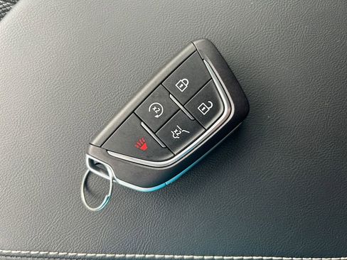Used 2025 Cadillac Optiq Luxury 1 AWD/4WD image 38