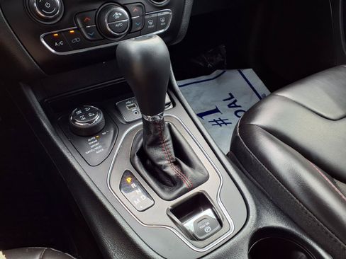 Used 2019 Jeep Cherokee Trailhawk AWD/4WD image 8
