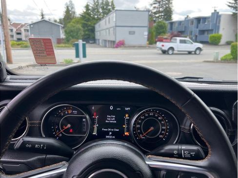 Used 2023 Jeep Gladiator Overland image 8