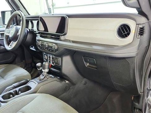 Used 2025 Jeep Wrangler Unlimited Sahara AWD/4WD image 23