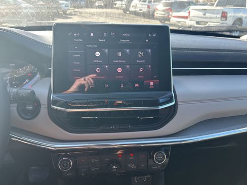 Used 2024 Jeep Compass Limited image 4